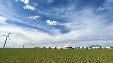 2k拍摄蓝天下草原上的大风车和蒙古包视频视频的预览图
